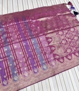 Sari de crepé georgette de viscosa suave con tejido jacquard Jari en toda la prenda, pallu rico y blusa a juego. - Product Image 3