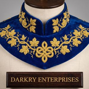 Servicio de Fabricación a Medida de Regalía con Bordado de Lingotes de Oro Hecho a Mano, Cuello Alto de Terciopelo Azul y Patrón de Hoja de Roble - Product Image 1