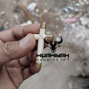 จี้กางเขนทำจากกระดูกควายคุณภาพสูง เป็นมิตรกับสิ่งแวดล้อม ดีไซน์ทันสมัย แกะสลักด้วยมือ พร้อมต่างหูกระดูกควาย สำหรับทำเครื่องประดับ ราคาประหยัด - Product Image 4
