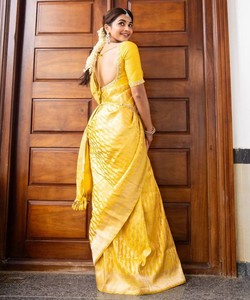 Sari de Seda Amarillo, Vestido de Novia Tradicional Indio, Largo hasta el Suelo, Corte Regular, Estilo Banarasi para Mujer, Sari Drapeado con Borde - Product Image 3