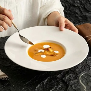 Plato de Sopa de Porcelana de Estilo Europeo con Borde Ancho, Elegante Tazón para Pasta con Borde, Vajilla Blanca de Alta Calidad para Hotel y Restaurante, Apta para Lavavajillas - Product Image 1