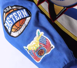 Chaqueta Varsity de los Philadelphia 76ers para Hombre, Diseño Bordado en la Parte Delantera, Azul, Negro y Blanco, Corte Regular, Cuello Redondo, Botones Cubiertos, Impermeable - Product Image 4