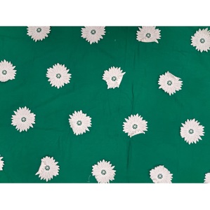 Tela de algodón 100% ligera, tejida, con bordado floral 3D en verde oscuro, muy demandada, para la confección de vestidos para niñas y mujeres. - Product Image 3