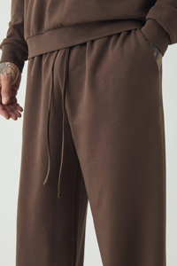 Pantalones de chándal anchos marrones de cintura media con cordón, de algodón, de largo completo, ajuste holgado, con logo bordado en la pierna derecha, estilo otoño. - Product Image 5