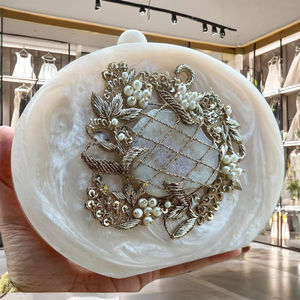 Pochette en résine peinte à la main avec motif de mannequin de mode - Product Image 1