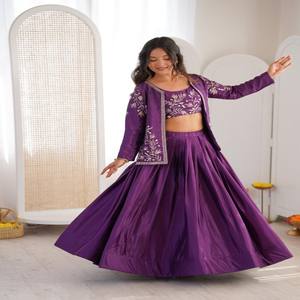 VASTRA COTTAGE Lehenga de seda chinon de diseño, con gran vuelo, bordado de lentejuelas y hilo, y conjunto elegante de Choli y Koti. - Product Image 5
