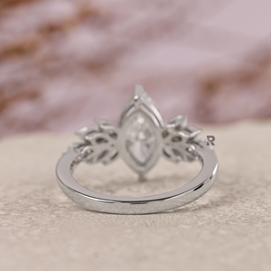Anillo de Lujo con Tres Piedras de Diamante Cultivado en Laboratorio con Certificación IGI, Corte D VVS2, Minimalista, Oro de 14K/18K, PT950, Corte Marquesa - Product Image 4