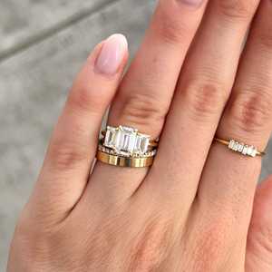 Anillo de Compromiso Personalizado de Oro Sólido de 10K/14K/18K con Diamante Cultivado en Laboratorio de 3 Quilates, Corte Esmeralda, Tres Piedras, Engaste de Tres Puntas, Certificado IGI - Product Image 6