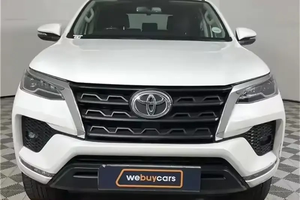 Nuevo Toyota Fortuner Híbrido Turbo SUV 4x4 2024 con Volante a la Izquierda, Asientos de Cuero, Neumáticos R15 y Cámara Trasera - Product Image 4