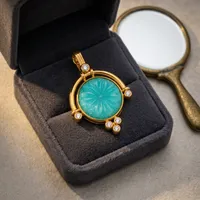 Pendentif Charme Design Vintage Femme, Pierre Précieuse Jade Aqua Sculpté Floral, Laiton Plaqué Or 18 carats Anti-ternissement, Bijou Best-seller