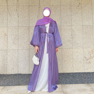 Abaya longue et élégante pour femme Loriya, à ouverture frontale, avec maille brillante en polyester, manches classiques, couleur unie, coupe islamique en A. - Product Image 4