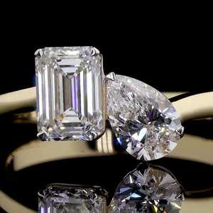 Elegante Anillo Toi Et Moi con Moissanita Corte Esmeralda y Corte Pera en Oro Amarillo de 14K |   Anillo de Compromiso con Dos Piedras, Joyería Fina de Lujo Moderna - Product Image 1