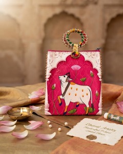 Bolsos de Mano de Algodón con Pintura Pichwai Hechos a Mano, de Lujo y Arte Etéreo, con Asa de Anillo Decorativa con Cuentas y Cierre Seguro, para Diwali, Venta al por Mayor - Product Image 5