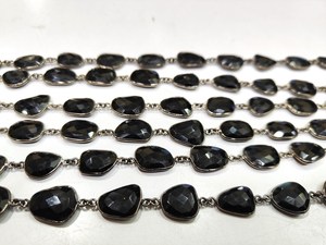 Chaîne de connecteurs en onyx noir naturel, forme libre, briolette, facettée, irrégulière, avec serti - Product Image 3