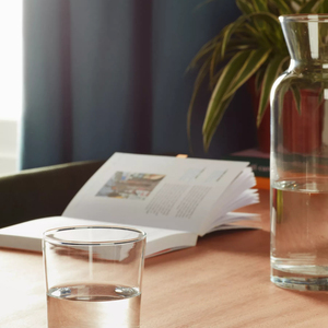 Jarra de agua de plástico elegante con tapa segura, agarre cómodo y diseño moderno para cocinas y áreas de comedor - Product Image 4