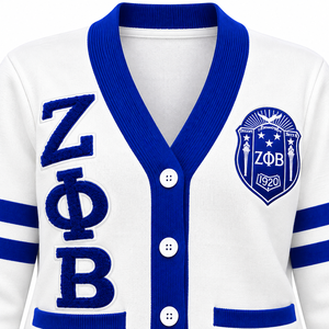 Suéter Cárdigan Zeta Phi Beta para Mujer, Blanco con Ribete Azul Rey, Cuello en V, Manga a Rayas, Parche con Letras Griegas de Chenilla, 1920 - Product Image 5