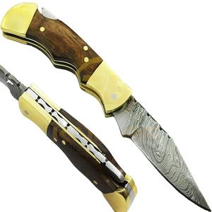 Couteau pliant artisanal en acier Damas avec poignée en bois et bolster en laiton – Couteau de poche haut de gamme pour la chasse et le camping - Product Image 1