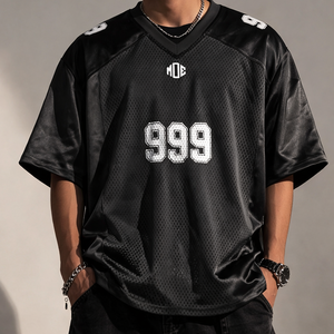 Camiseta de Fútbol Americano para Hombre, Color Rojo de Moda, Acabado Satinado, Cuello en V, Mangas con Rayas en Contraste, Número Personalizado, Ropa de Equipo, Proveedor OEM al por Mayor, EE. UU. - Product Image 1