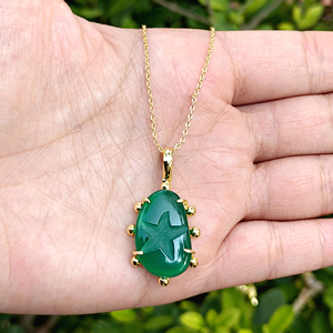 Collier pendentif en pierre précieuse sculptée sur mesure, étoile en onyx vert sculptée à la main, bijoux en laiton plaqué or 18 carats, chaîne en câble. - Product Image 1