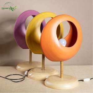 โคมไฟตั้งโต๊ะไม้ไผ่สานทำมือ ดีไซน์คลาสสิก เป็นมิตรกับสิ่งแวดล้อม เหมาะสำหรับเป็นของขวัญทางธุรกิจ จากบริษัท เทนห์ นาม อาร์ตส์ จีเอสซี - Product Image 1