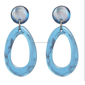 Lujosos pendientes hechos a mano de resina para mujer, colores personalizados, accesorios de moda altamente pulidos DE LA India - Product Image 4