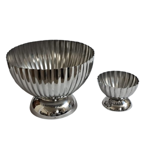 Ensemble de bols de service modernes en métal argenté avec pieds, cannelés et polis, pour centre de table de Noël - Product Image 1