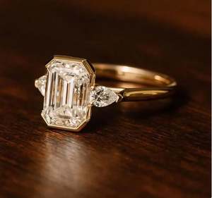 Anillo de Compromiso y Boda de Lujo de Plata 925 Chapado en Oro Rosa con Moissanita de Corte Esmeralda de 2 Quilates y Tres Piedras Engastadas en Bisel - Product Image 3