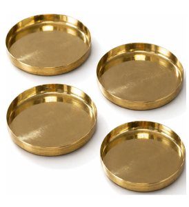Juego de cuatro posavasos redondos de latón lisos, diseñados con borde elevado para protección exterior, disponibles a precios de mayorista. - Product Image 1