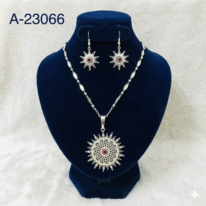 ชุดเครื่องประดับอินเดียจาก MOLL JEWELLERS ล่าสุด ทำจากโลหะผสมสังกะสี ชุบทอง 24K ประดับเพชรซิร์คอน ลายดอกไม้ ดีไซน์ทันสมัย เหมาะสำหรับงานแต่งงาน ประกอบด้วยสร้อยคอและต่างหู สำหรับผู้หญิง ผลิตโดยผู้ผลิตอิสระ - Product Image 4