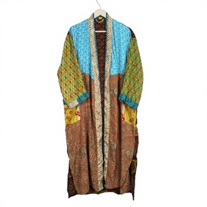 Robe Kimono Vintage en Soie, Style Bohème, Tenue de Détente, Cache-maillot de Festival, Kimono Sari Fait Main en Patchwork, Peignoir en Soie Recyclée, Unisexe - Product Image 1