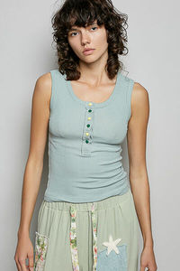 Camiseta sin mangas con cuello redondo y botones de colores POL - Product Image 2