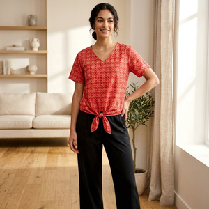 Blusa de manga corta con cuello en V y estampado geométrico rojo para mujer, blusa informal holgada con lazo en la parte delantera, blusas para primavera y verano - Product Image 1