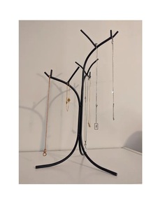 Présentoir à bijoux artistique en forme d'arbre avec crochets en forme de branches, support pour colliers et bracelets, design autoportant et peu encombrant - Product Image 2