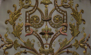 Chasuble moderne respirante personnalisée en ivoire avec broderie dorée et bordure en dentelle, vêtement liturgique pour prêtre catholique, robe d'église XXL - Product Image 4