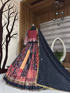 Lehenga Choli de Algodón Muselina de Diseño con Trabajo de Espejos Reales, Latkan Dori y Dupatta de Encaje con Flecos, Prenda Étnica India Lista para Usar - Product Image 1