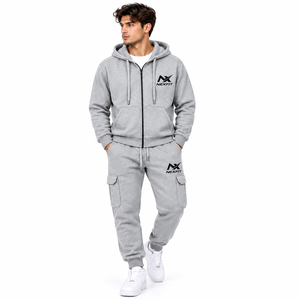 Conjunto deportivo para hombre, color gris claro, con sudadera con capucha y cremallera, pantalones jogger texturizados tipo cargo y sudadera con cremallera completa. - Product Image 1