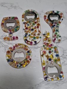 Ouvre-bouteille décoratif en résine avec perles et paillettes intégrées pour collection de cadeaux et souvenirs de luxe pour la maison - Product Image 3