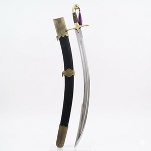 Épée en acier courbée avec manche en bois et accessoires en laiton, pompon violet inclus, qualité industrielle, épaisseur 0,7 mm - Product Image 1