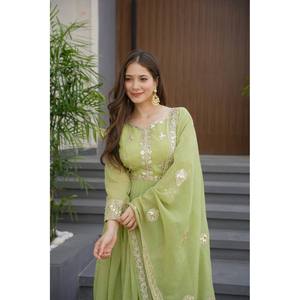 Robe de soirée élégante avec broderie et paillettes de créateur - Product Image 3