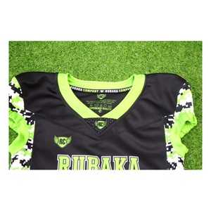 Ensemble de vêtements de sport d'équipe personnalisé, maillot de football à manches courtes imprimé camouflage noir et vert néon, et pantalon - Product Image 4