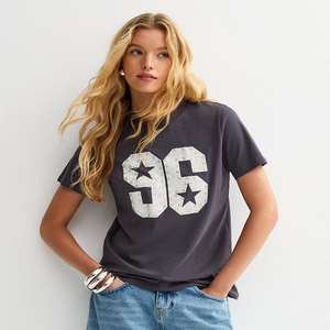 Camiseta de algodón gris para mujer, manga corta, cuello redondo, con pedrería, estampado 96, estilo casual - Product Image 1