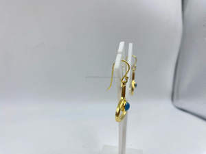 Pendientes de perlas de ley chapados en oro minimalistas, accesorio de boda de moda para mujeres para fiestas y regalos - Product Image 2