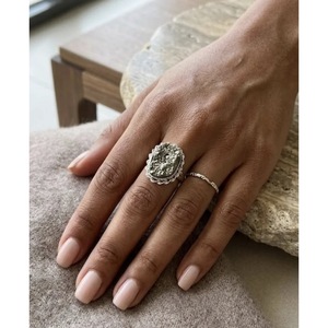 Anillo de pirita de corte crudo hecho a mano al por mayor, accesorio de moda de cristal natural de Jaipur, India, anillo de pirita ajustable - Product Image 3