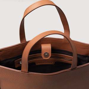 Bolso Tote de Cuero para Mujer, Bolso de Hombro de Alta Calidad con Gran Capacidad, Diseño Elegante para Uso Diario en la Oficina - Product Image 6