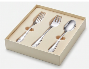 Ensemble de couverts en acier inoxydable poli au design élégant, trois pièces, parfait pour les mariages, les restaurants et la présentation de desserts - Product Image 6