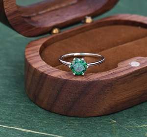 Anillo de Compromiso y Boda de Plata de Ley Chapado en Oro con Circonita Cúbica Verde Esmeralda de 1 Quilate, Corte Brillante, 6.5mm, Piedra de Nacimiento de Mayo - Product Image 2