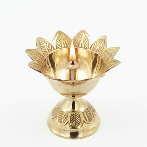 Lampe à huile traditionnelle en laiton avec motif de lotus gravé pour les cérémonies religieuses, décorations de Diwali, lumière de temple Deepam - Product Image 1