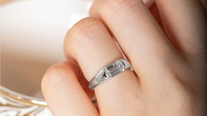 Anillo de compromiso moderno de oro blanco macizo de 14K con diamante de laboratorio de corte esmeralda para mujer, solitario de media montura con diseño de oriente a oeste y corte cónico. - Product Image 3