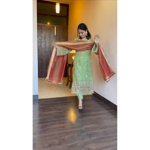 Ensemble élégant et magnifique pour les occasions spéciales, composé d'un haut, d'un bas et d'un dupatta, avec un imprimé floral éblouissant - Product Image 2