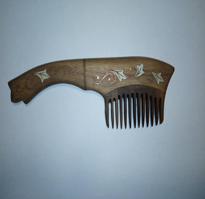 Peigne à cheveux en bois à dents fines avec une poignée ajourée richement sculptée, disponible à prix de gros. - Product Image 6
